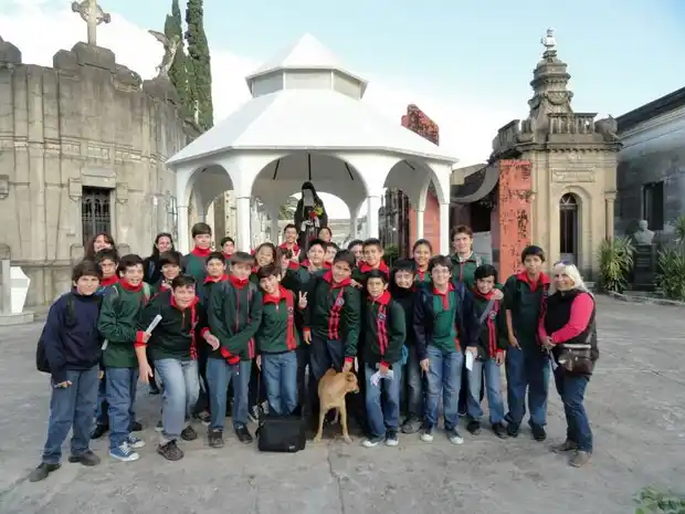 2600 alumnos conocieron el archivo histórico del Cementerio Norte