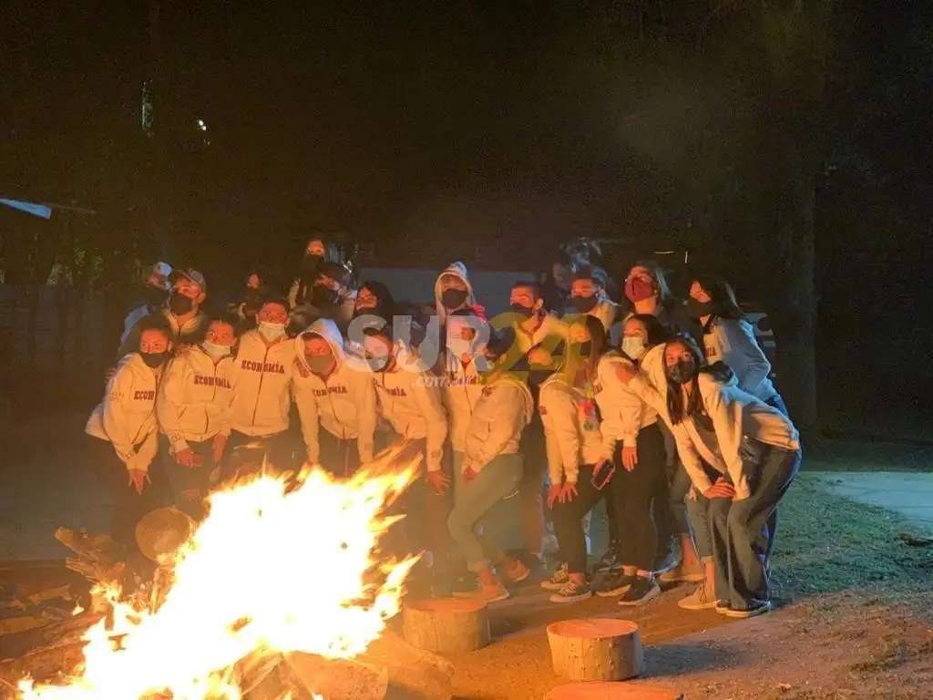 Sancti Spiritu: jóvenes festejaron la Primavera y tuvieron un gran gesto con la Guardia Urbana