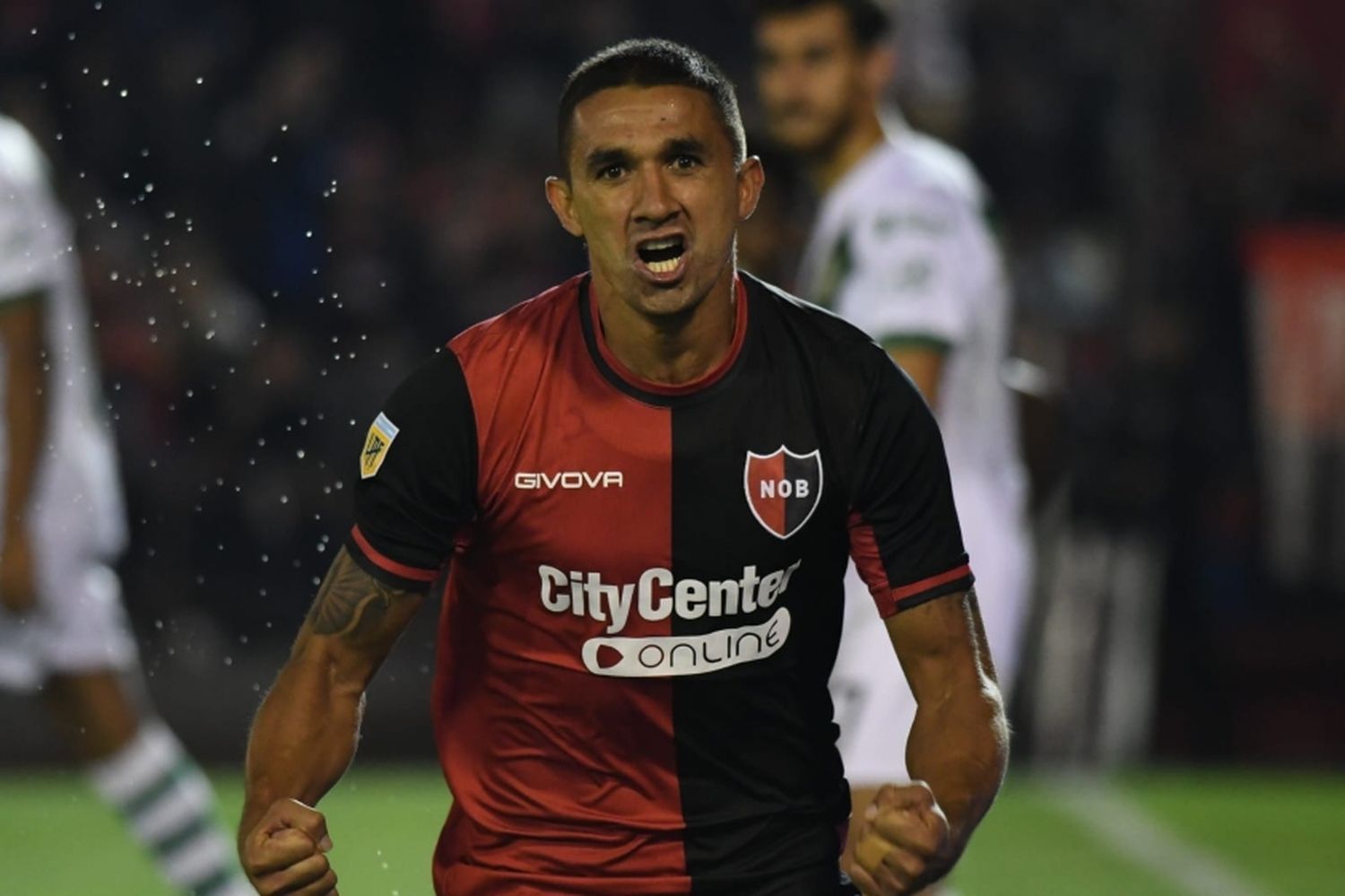 Con un jugador menos casi todo el segundo tiempo, Newell’s le ganó a Banfield 2-0