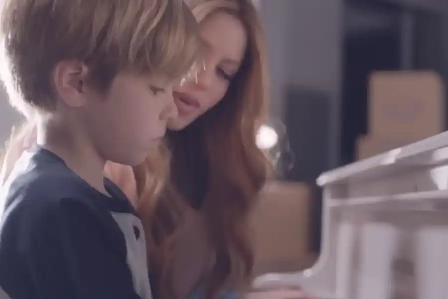 Shakira presentó su nuevo tema con la participación de sus hijos Sasha y Milán Piqué protagonizaron “Acróstico”
