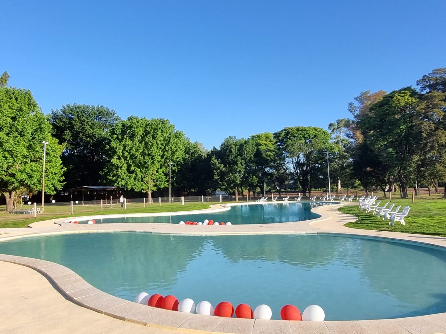 Son dos espejos de agua, uno para adultos y otro para niños