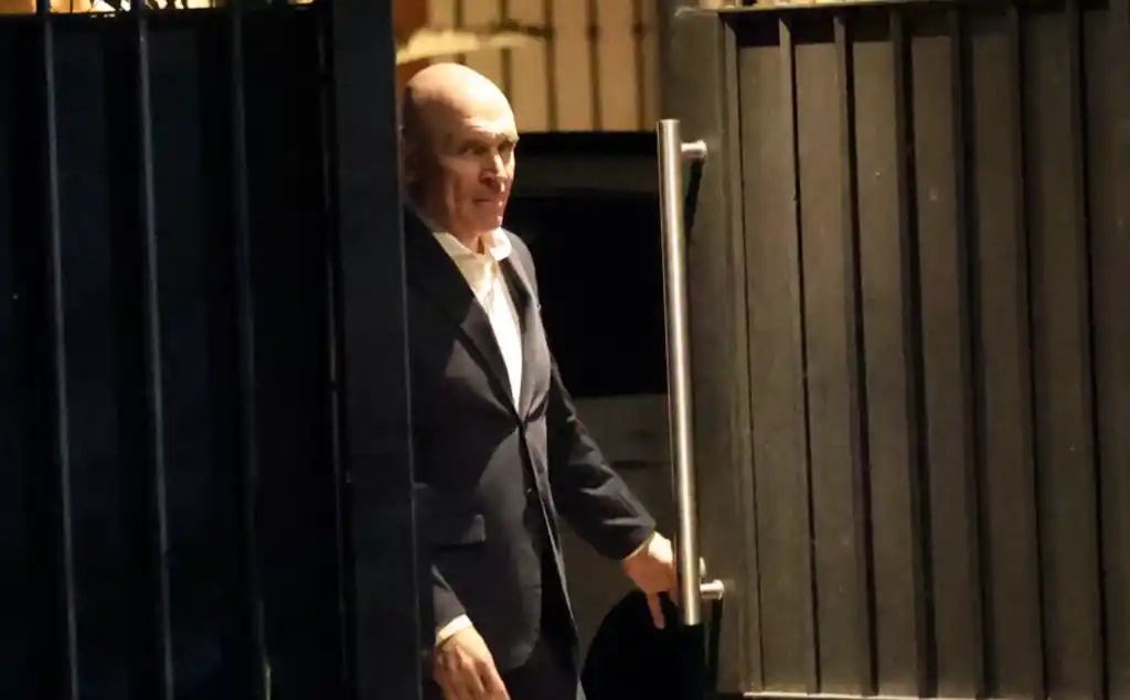 Espert, saliendo de su casa en la provincia de Buenos Aires