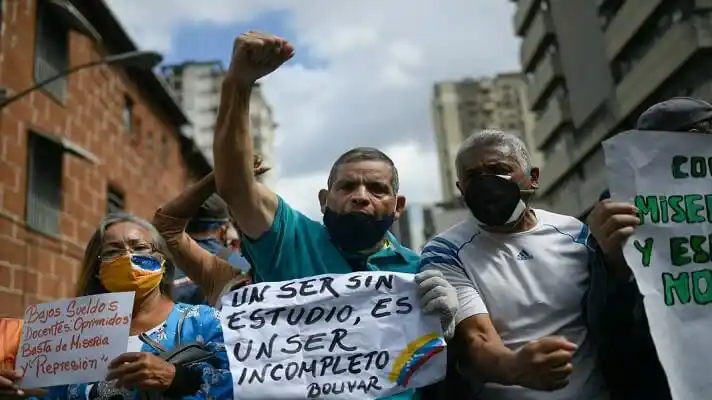 DOCENTES EN LA MISERIA: lo que paga Maduro no compra ni pellejos