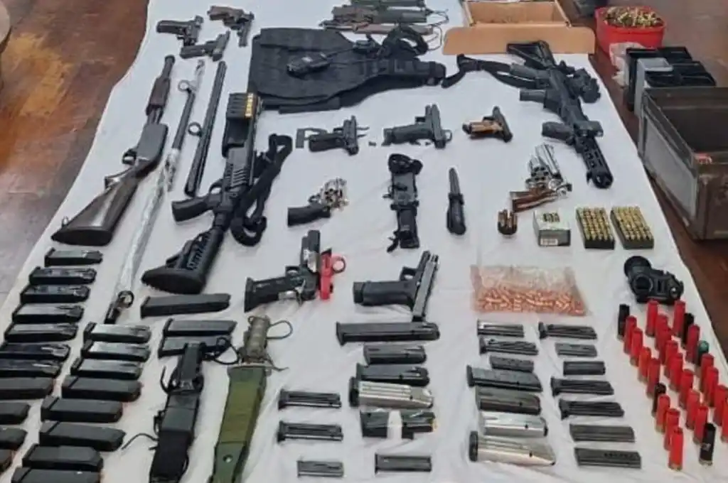 Se decomisaron 15 armas, 2.000 municiones, 1.500 vainas, 60 cargadores y cuchillos tácticos en una vivienda de barrio General Bustos.