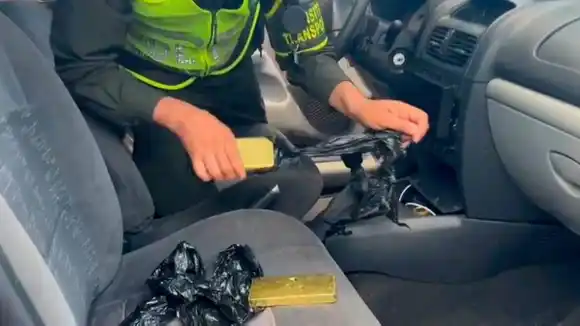 Policía colombiana encontró más de 300.000 dólares en oro en un carro, pertenecía al Clan del Golfo