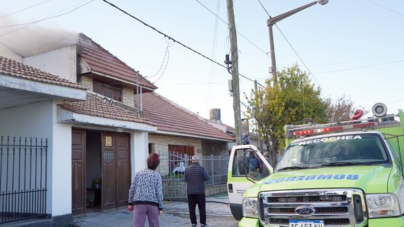 El fuego afectó la parte superior de una vivienda