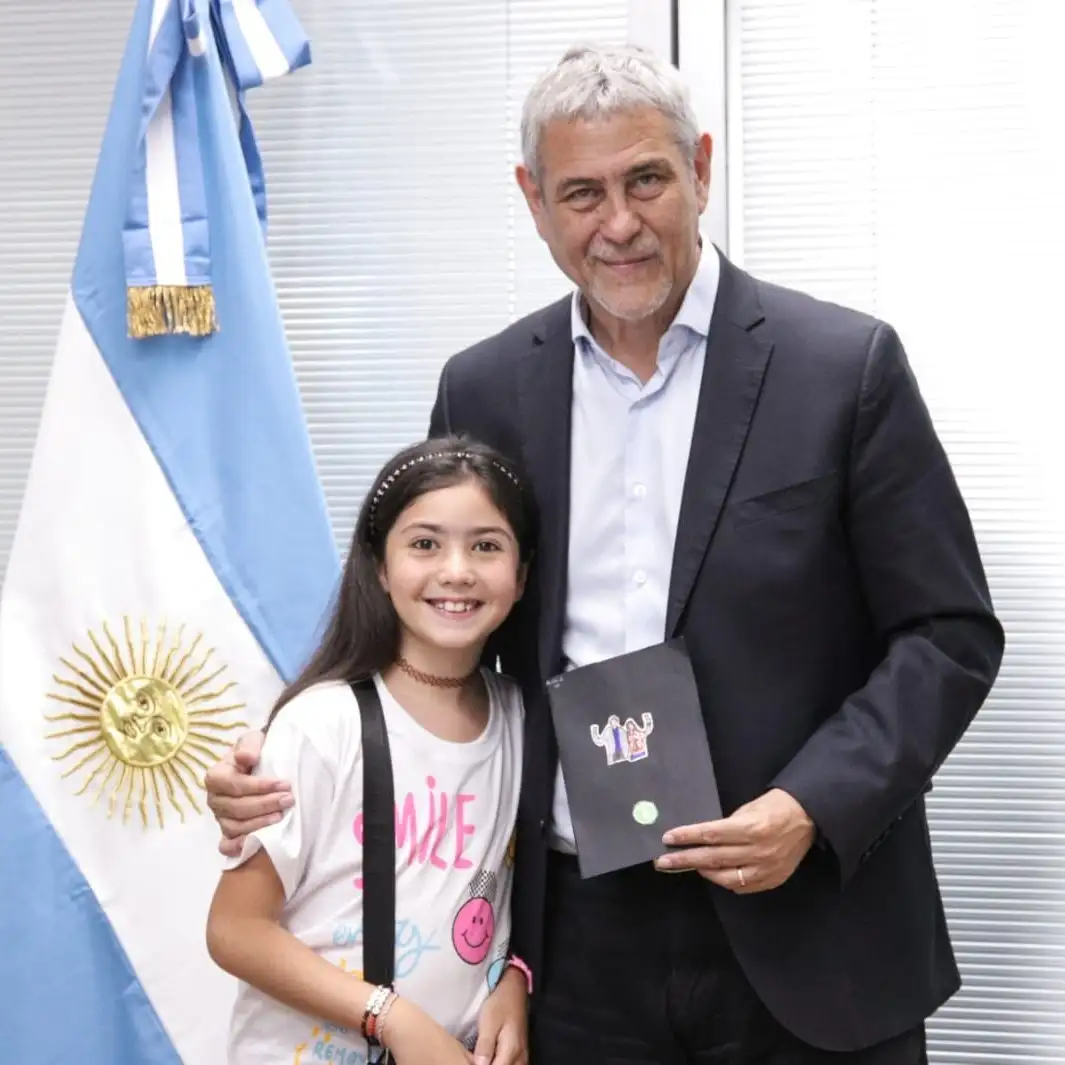 Ferraresi junto a la alumna de 4° grado.