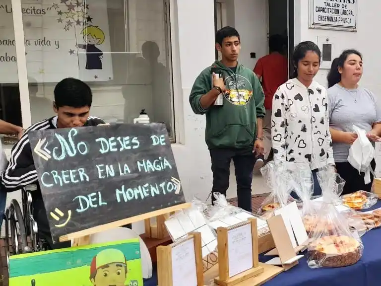 Exitosa feria de platos en la escuela Lucecitas