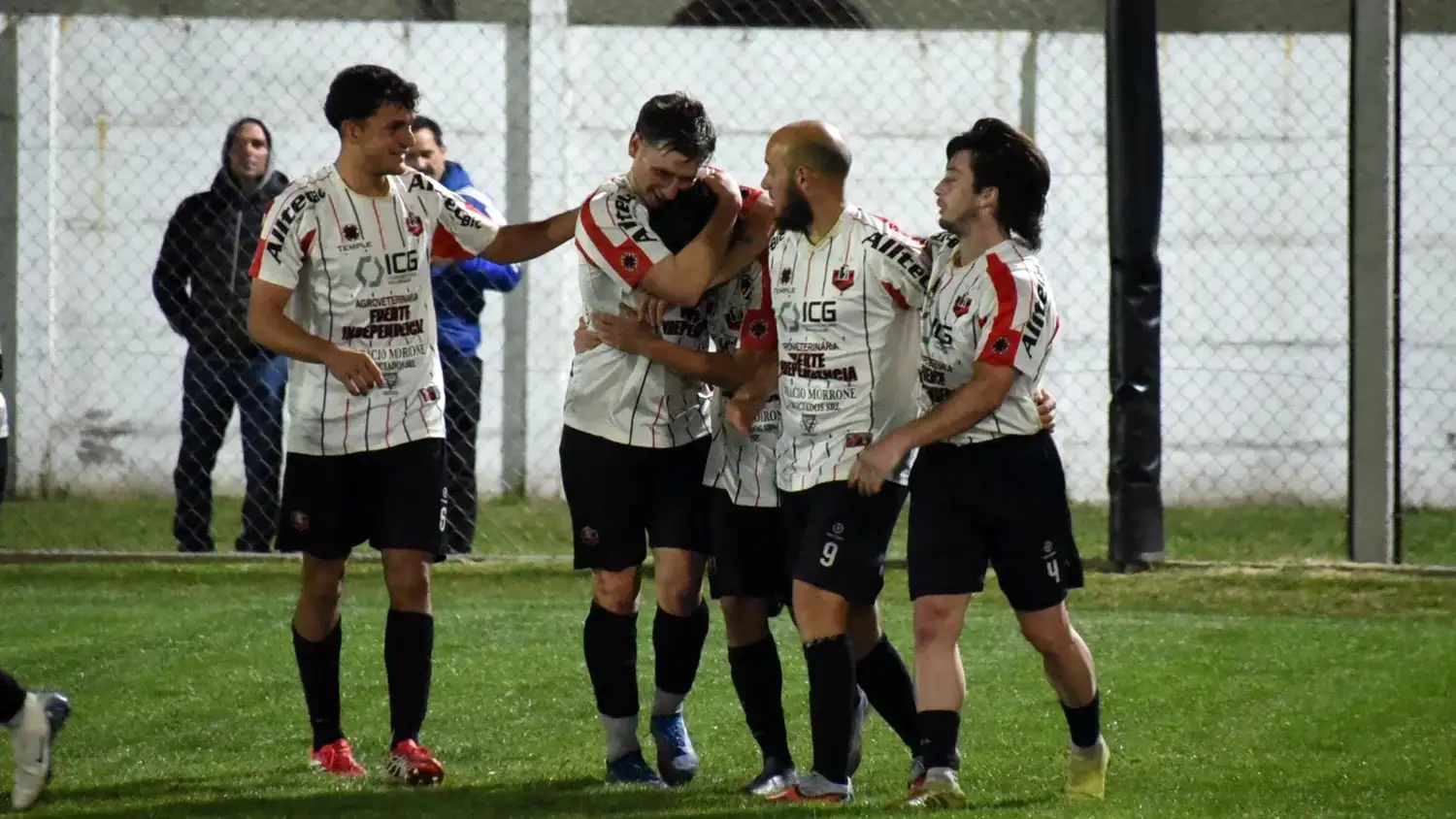 Marconi, Unchalo, Quintana, Porta y Bruggesser; de Independiente.