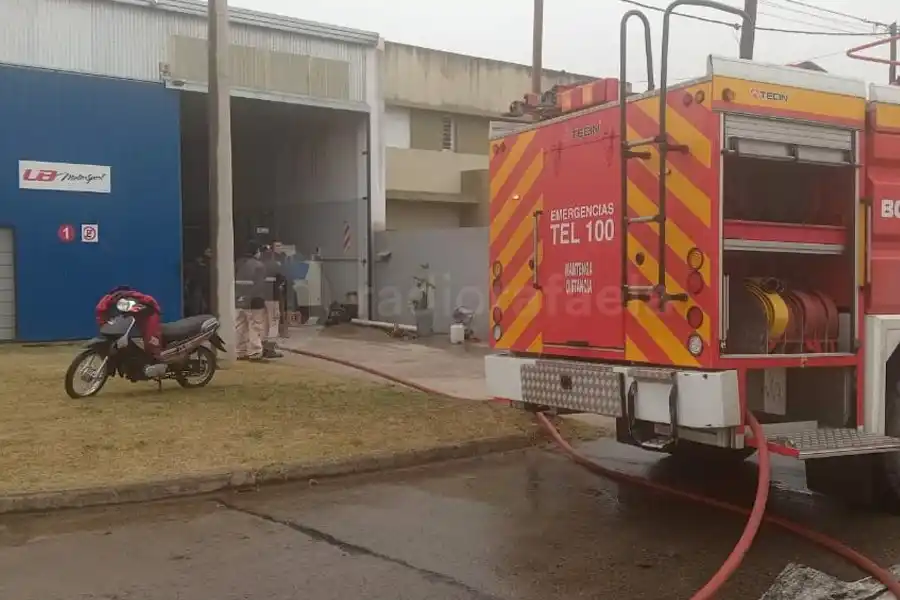 Humo y llamas en un galpón de barrio Malvinas Argentinas, ¿qué pasó?