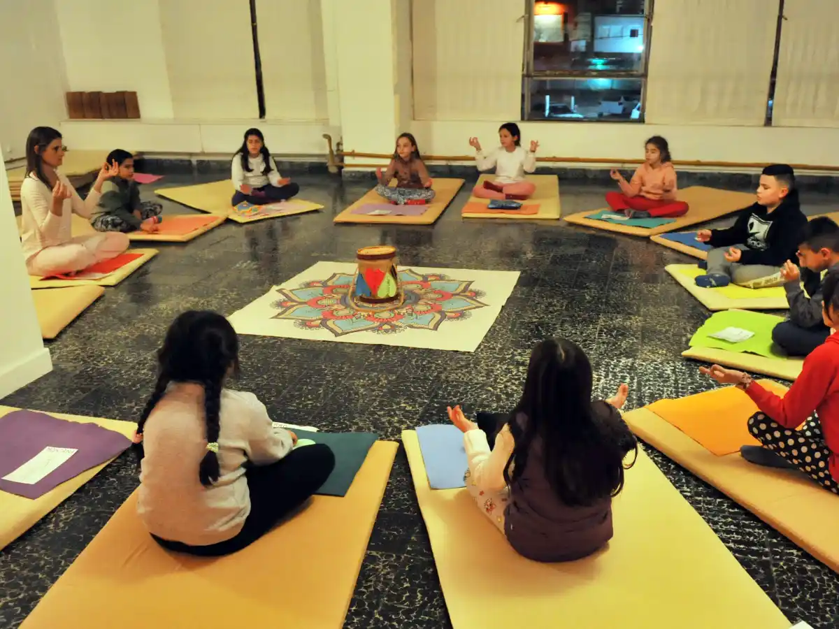 Los chicos meditan para tener paz interior   