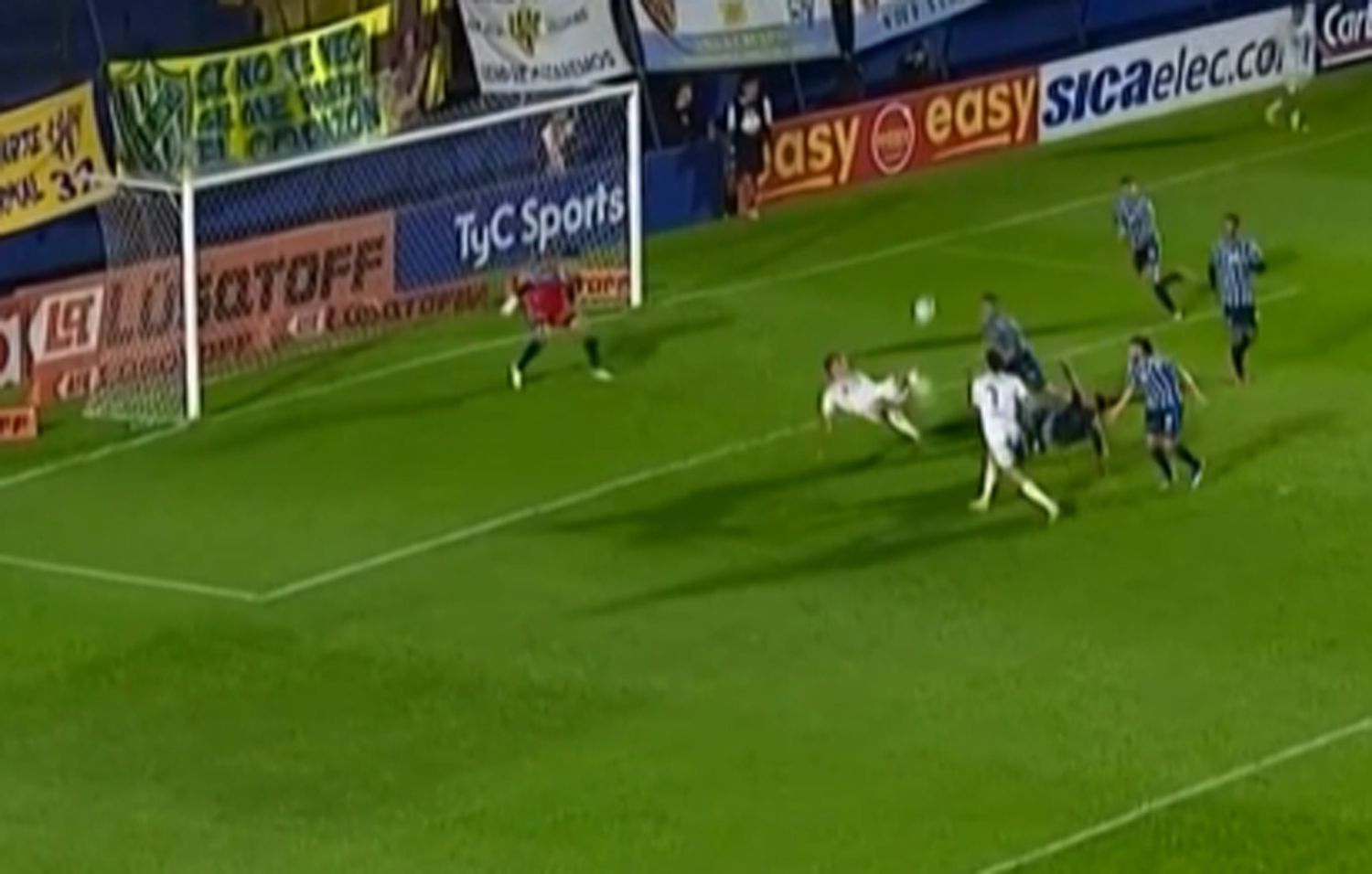 Marcos Echeverría marcó un gol de chilena para Atlanta y se lo dedicó a su familia de Tandil