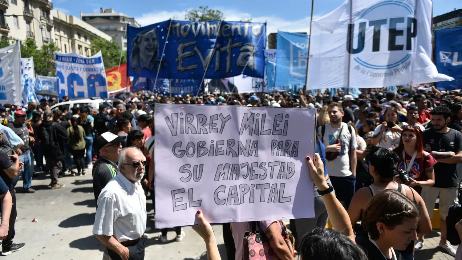 Importante convocatoria de manifestantes en la plaza Lavalle.