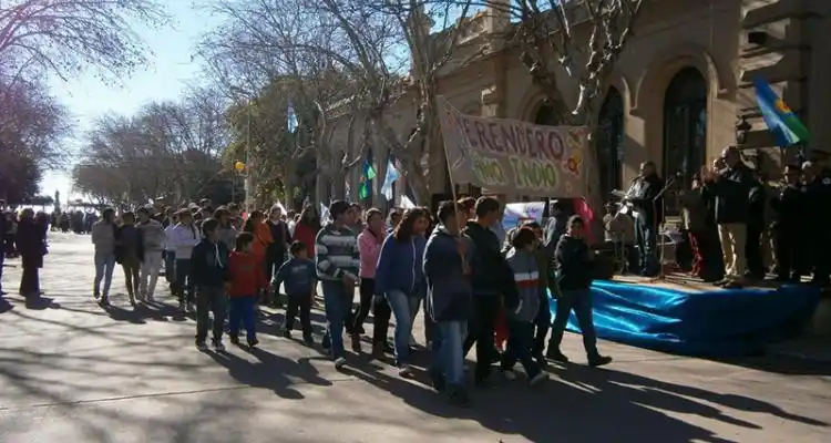 Desfile por los 107 años de la ciudad