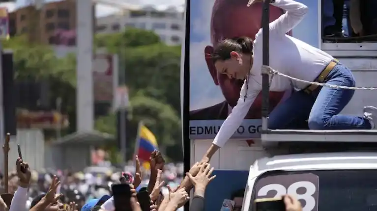 María Corina Machado ondeó la bandera de Venezuela durante la marcha en Caracas.