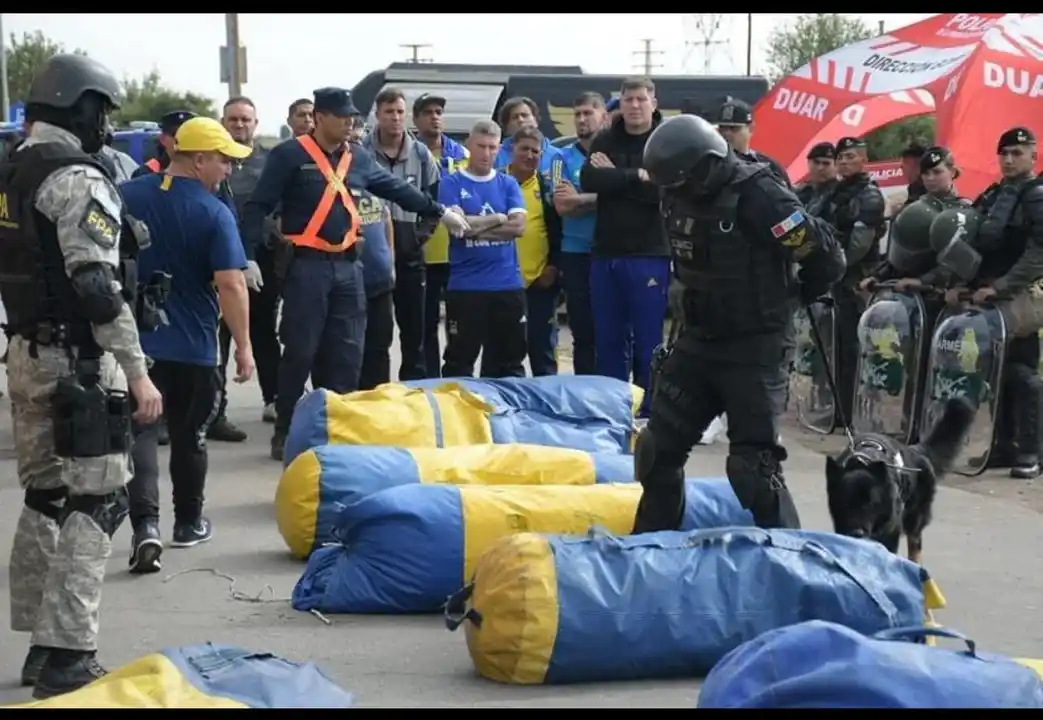 Allanaron un colectivo que se dirigía a Córdoba para el partido de la Liga Profesional