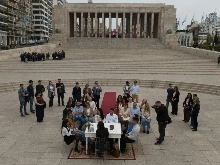 Once parejas se casaron en el Monumento a la Bandera