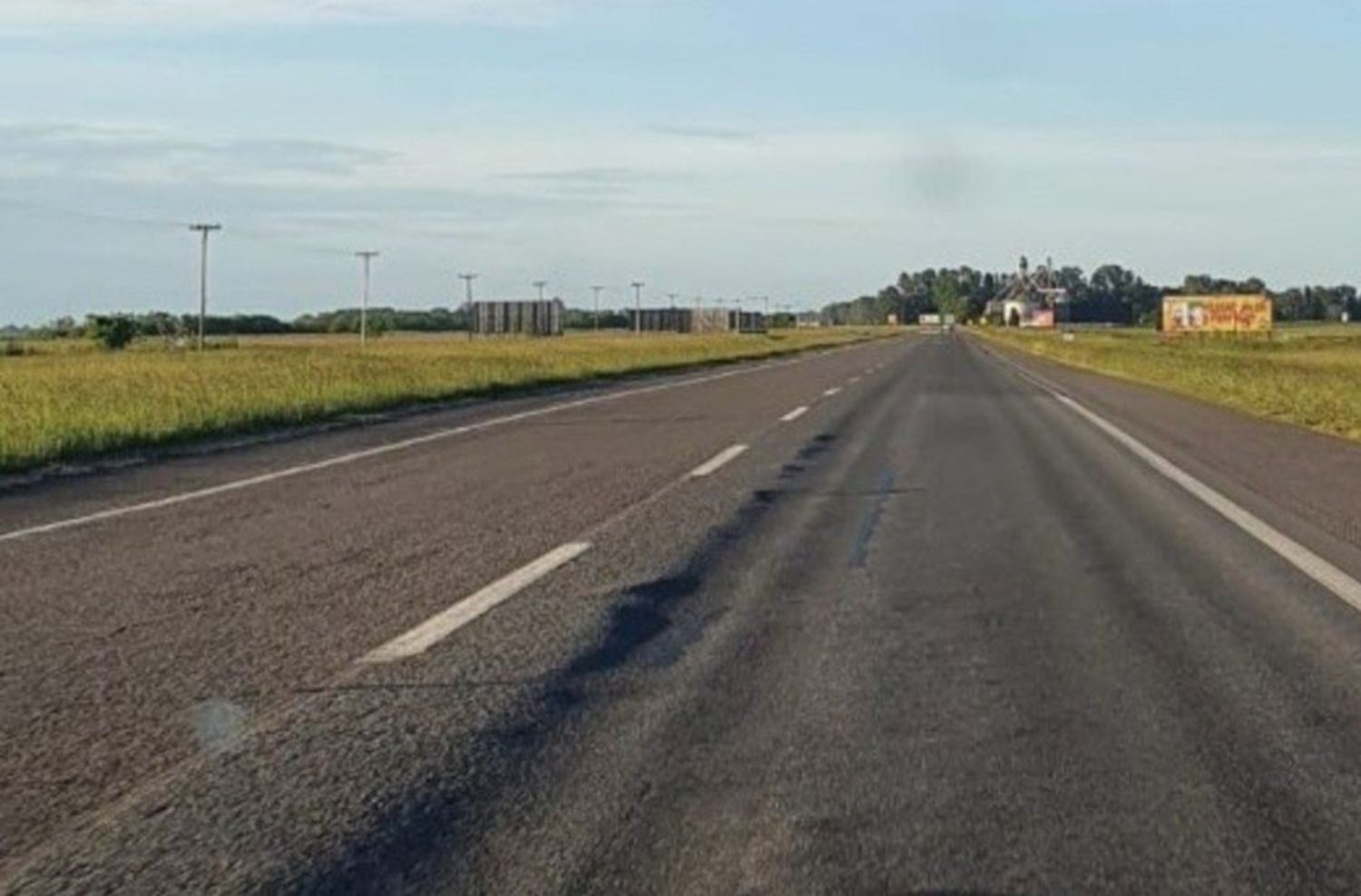 Baches y pastizales "decoran" la Ruta 2 tras ocho meses sin obras