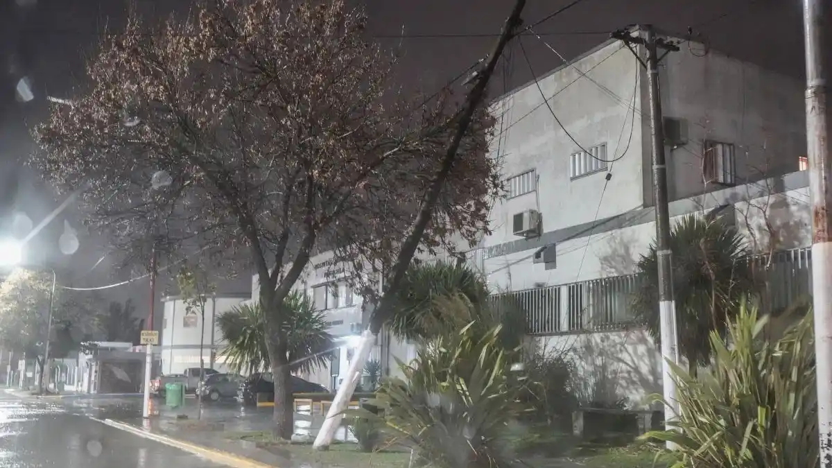 Poste derribado por el viento durante el temporal