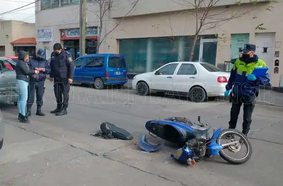 Un motociclista embistió a un auto en doble fila en el macrocentro