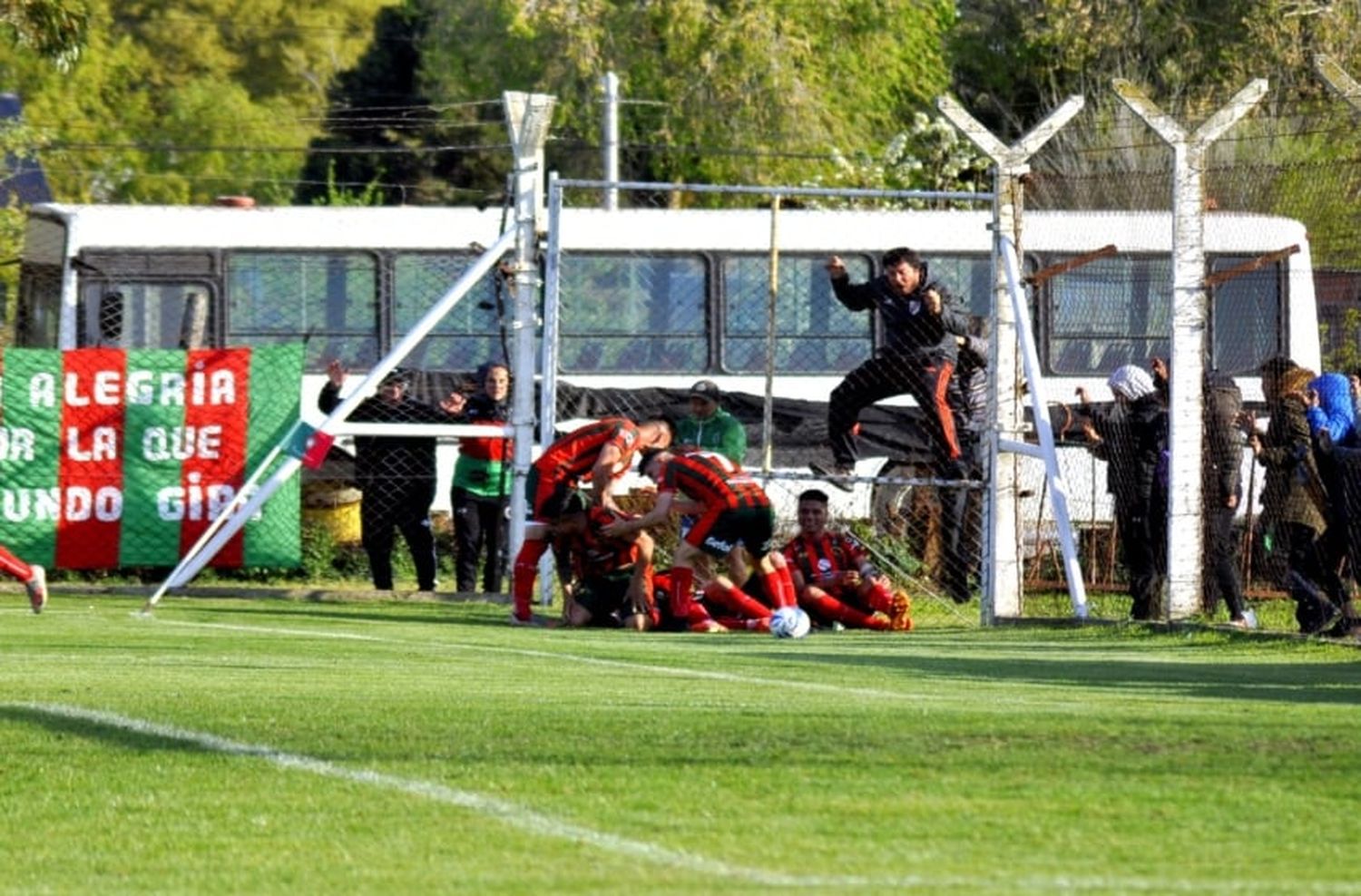 Círculo consiguió tres puntos de oro y se aleja del fondo de la tabla