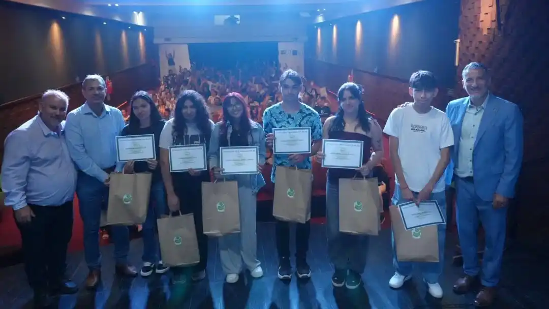 La entrega de las becas se desarrolló en el Teatro Ángel Alonso.