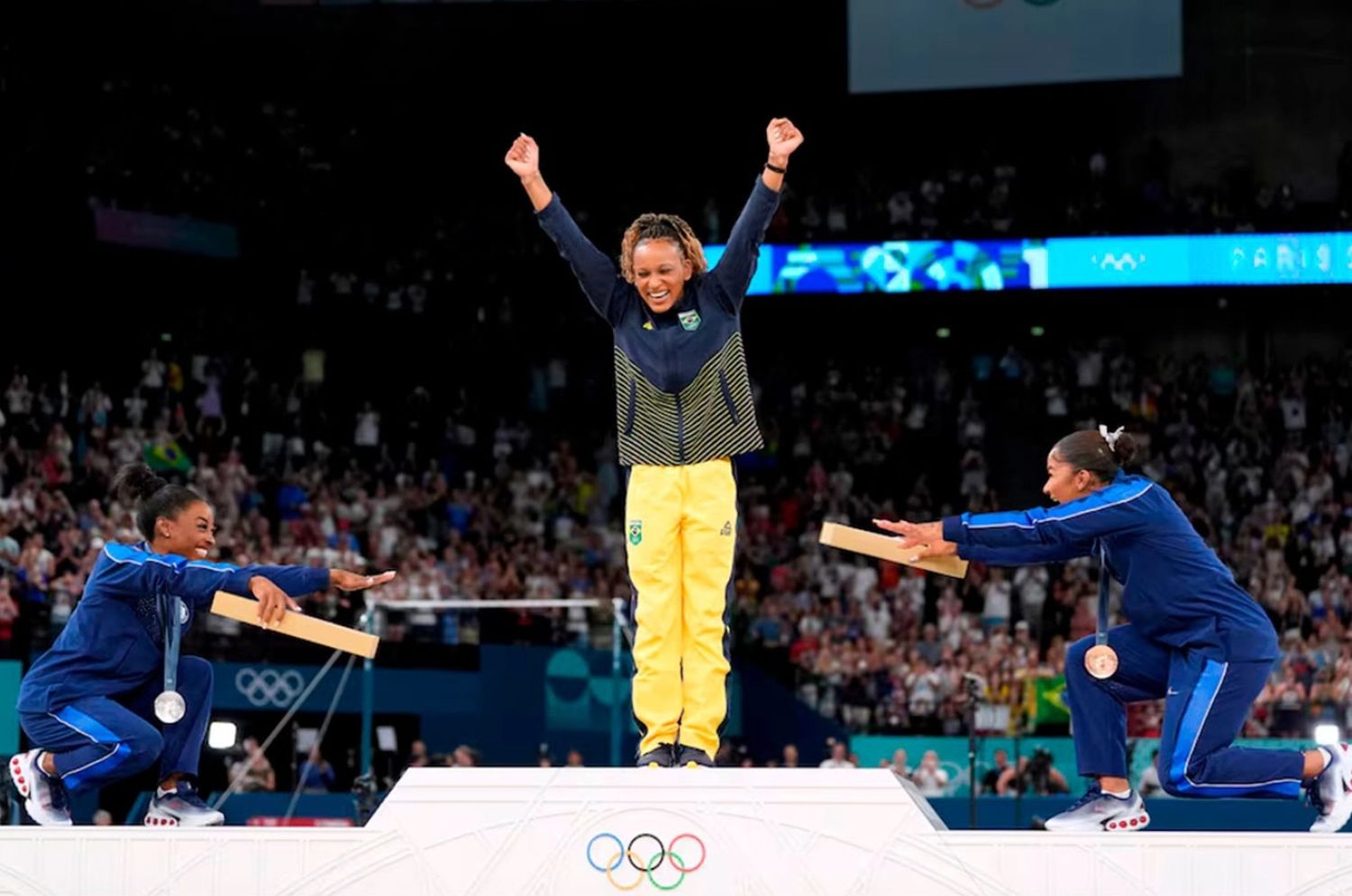 Retiran la medalla a gimnasta de la histórica foto seis días después de ganarla