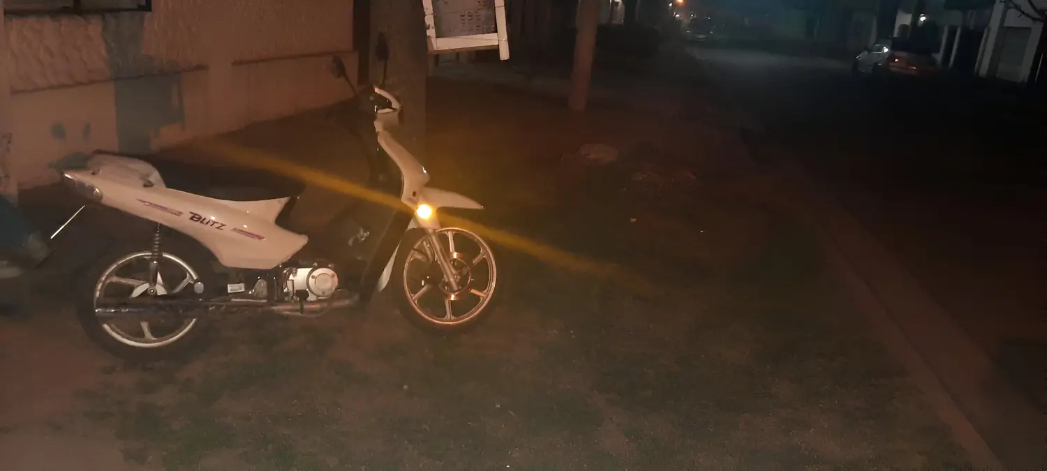 Las adolescentes circulaban en una moto tipo 110 cc.