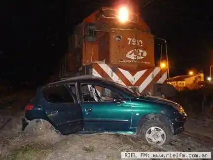 Un tren de cargas arrolló a un auto y lo arrastró sobre las vías