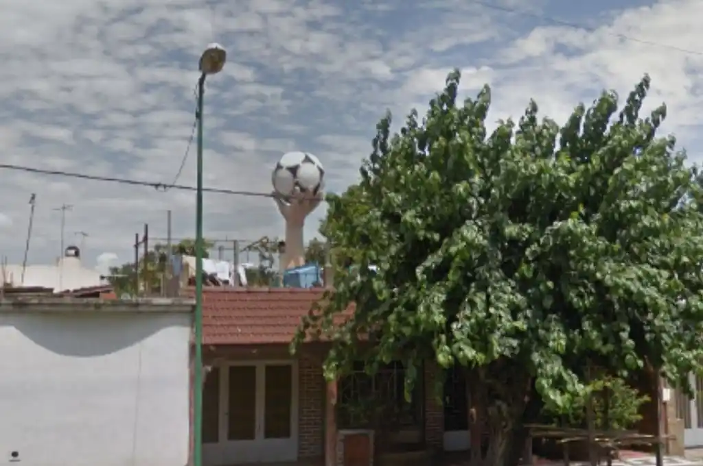 Es viral: la escultura de una pelota gigante en el fondo de una casa de La Plata
