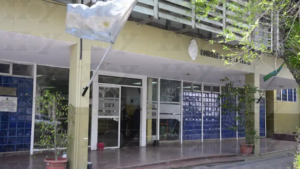 La Plata: Policía entró a robar a una casa y quedó enganchado en una reja