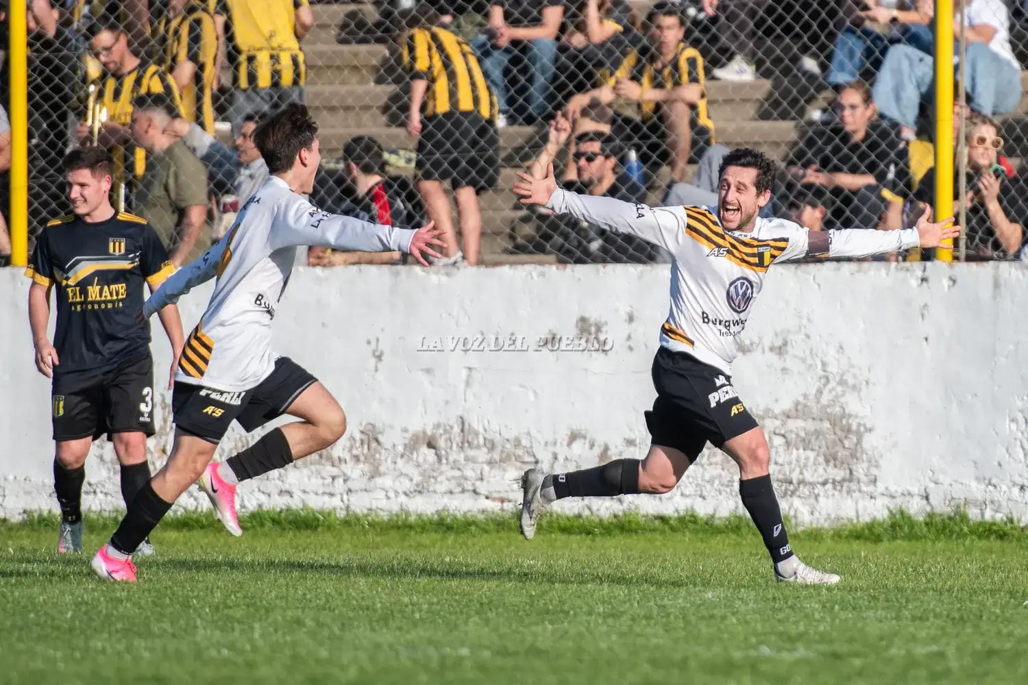 Cristian “Cuchu” San Martín celebra su gol que significa el 2-0, acompañado por Romito, en el fondo se lamenta Martínez de El Nacional
