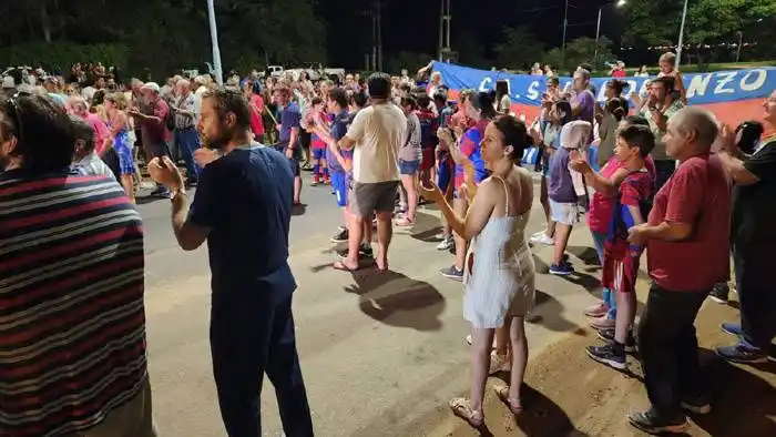 En una importante  movilización, vecinos de Villa Adela  mostraron su enojo