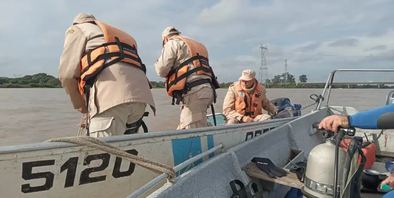 Los trabajos de búsqueda son realizados por Buzos Tácticos, con colaboración del personal de Prefectura.