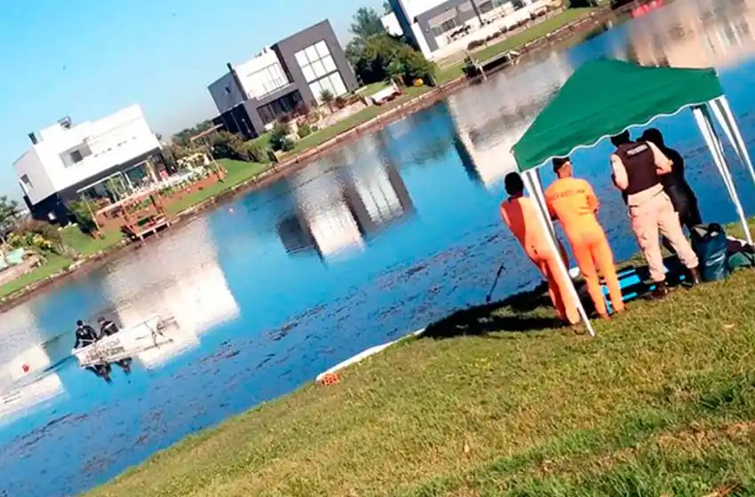 Buscan a un joven que se cayó de un kayak al lago artificial de un country