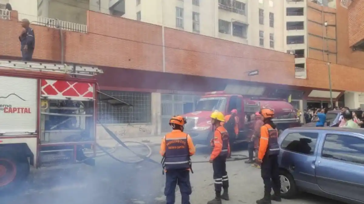Voraz incendio se registró en un apartamento de La Candelaria este 19Oct (VIDEO)
