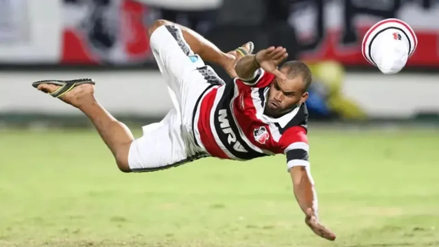 Insólito video: un hincha invadió la cancha y le explicó cómo atajar a un arquero del Ascenso de Brasil