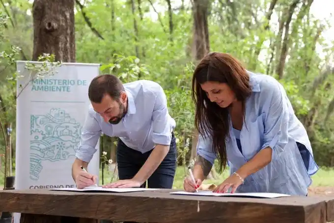 Damián Selci y Daniela Vilar firmaron el convenio en el marco del Programa Reverdecer Hurlingham.