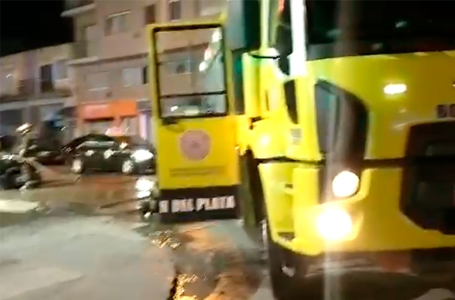 Bomberos actuaron rápido ante incendio de un auto a metros de estación de GNC