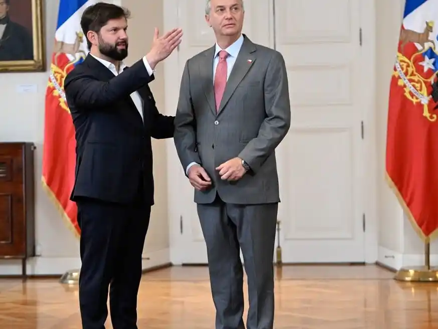 El presidente chileno, Gabriel Boric, recibió al mandatario electo, José Antonio Kast, en el Palacio de La Moneda, en Santiago, capital de Chile. Crédito: Xinhua/Jorge Villegas