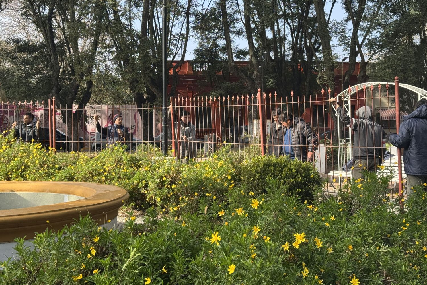 Ultiman detalles para el vallado de la fuente de plaza Constitución