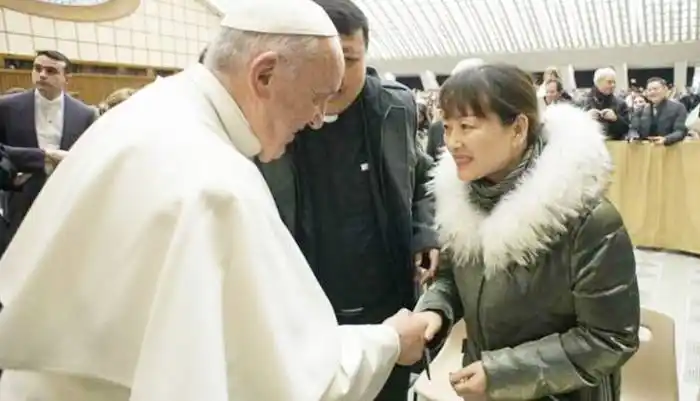 Tras la polémica, el Papa se reunió con la mujer a la que le pegó un manotazo