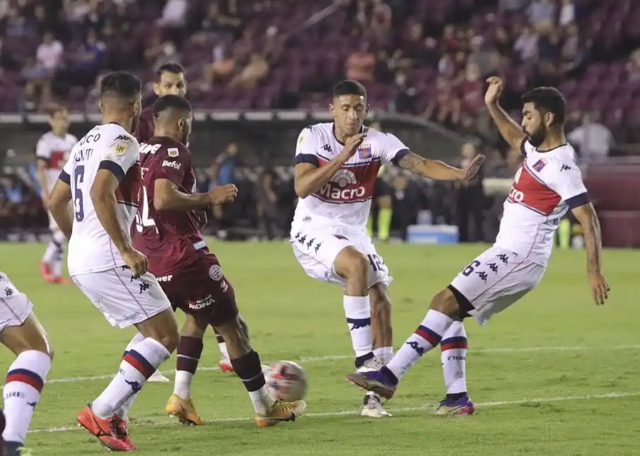 Hubo paridad en cancha de Lanús, que fue despedido con silbidos.