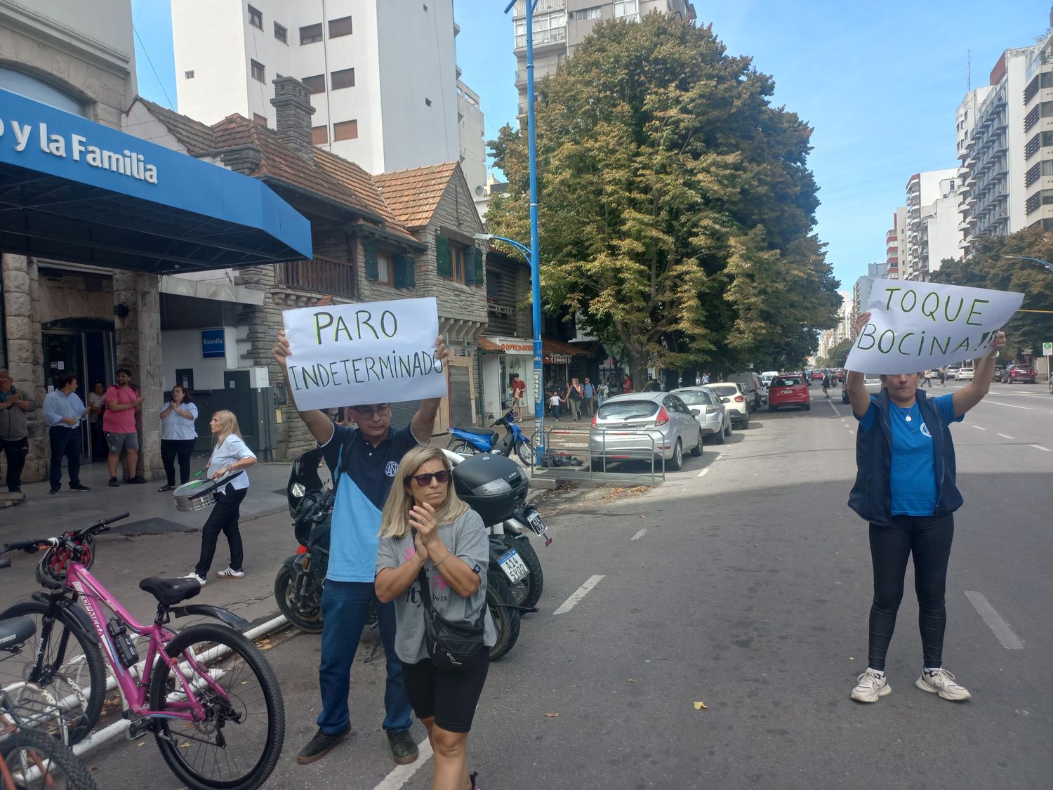 Trabajadores se manifestaron en las puertas de la institución.