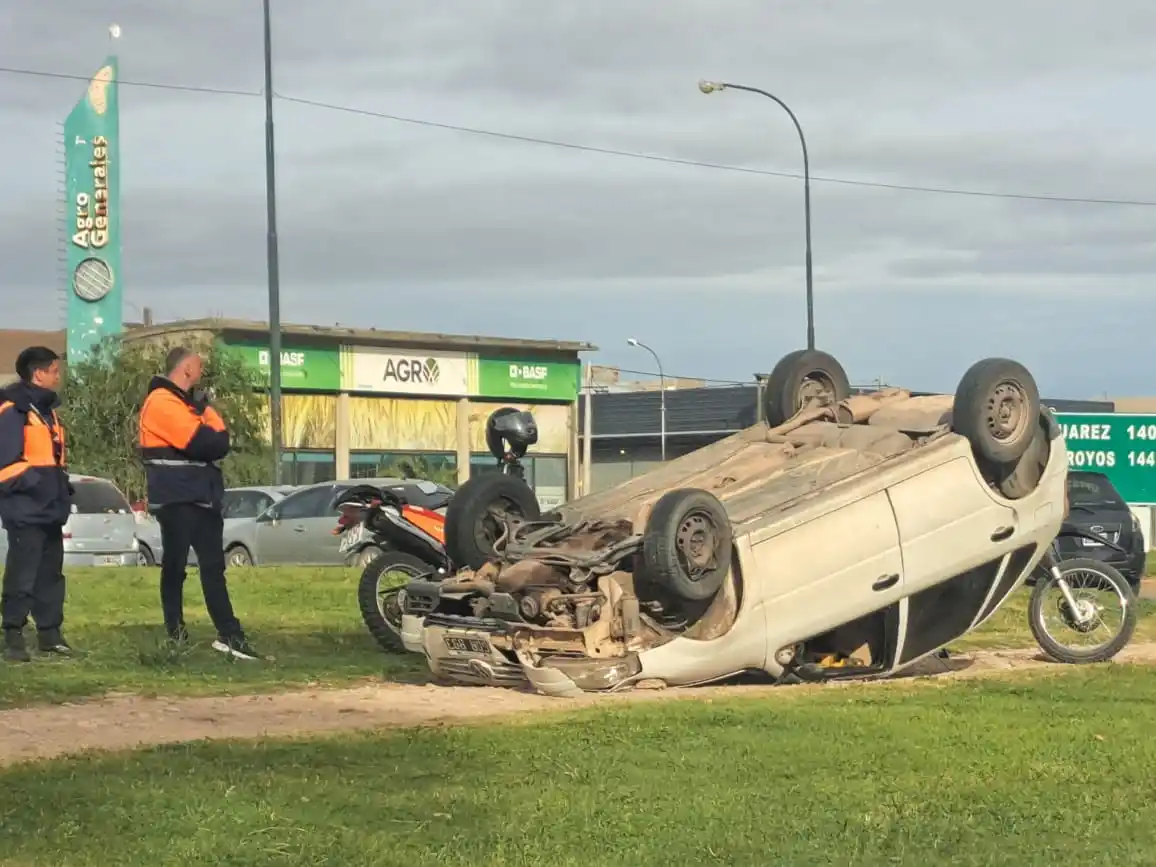 Vuelco en la rotonda del Puente Colgante