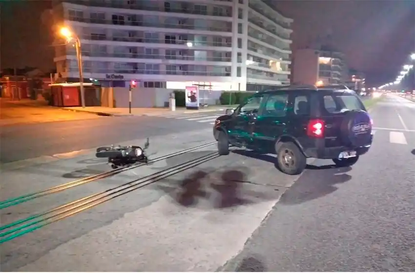 Dos jóvenes con politraumatismos varios y fractura de fémur en otro siniestro vial