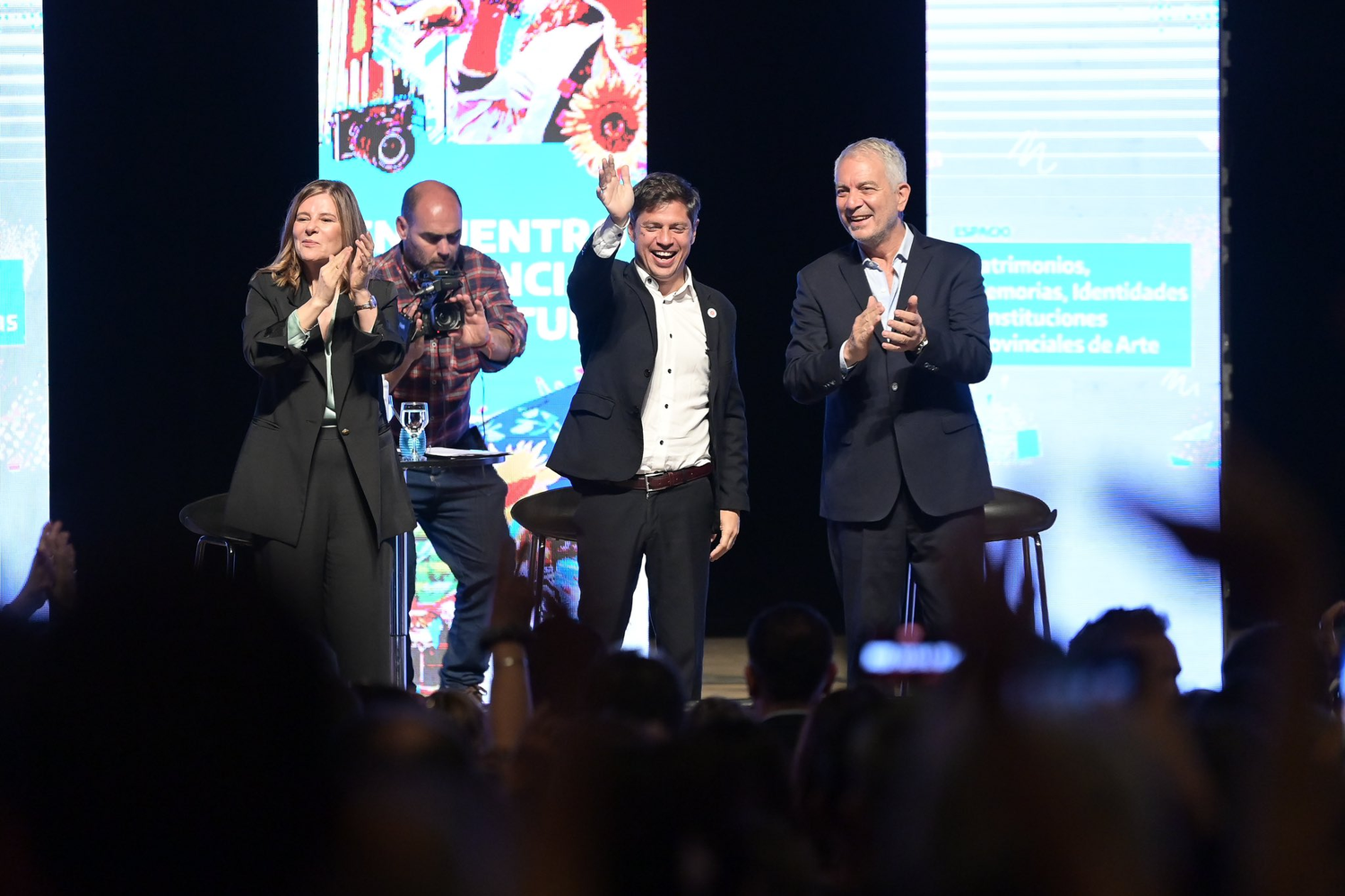 Kicillof junto a Saintout y Alak en el Teatro Argentino de La Plata.