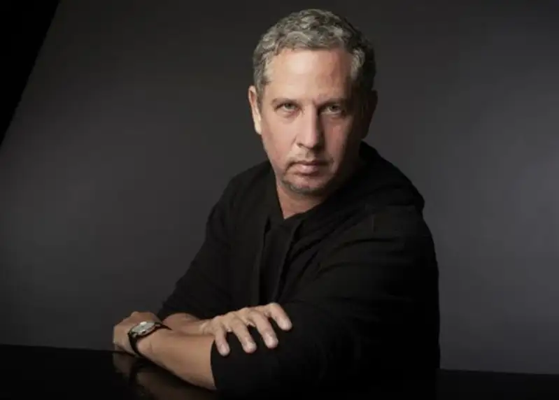 Martínez es el autor de reconocidas novelas como "Acerca de Roderer", Crímenes imperceptibles o Los crímenes de Alicia