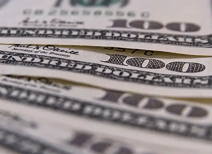El dólar oficial cerró a $62,99 y el «solidario» a $81,90