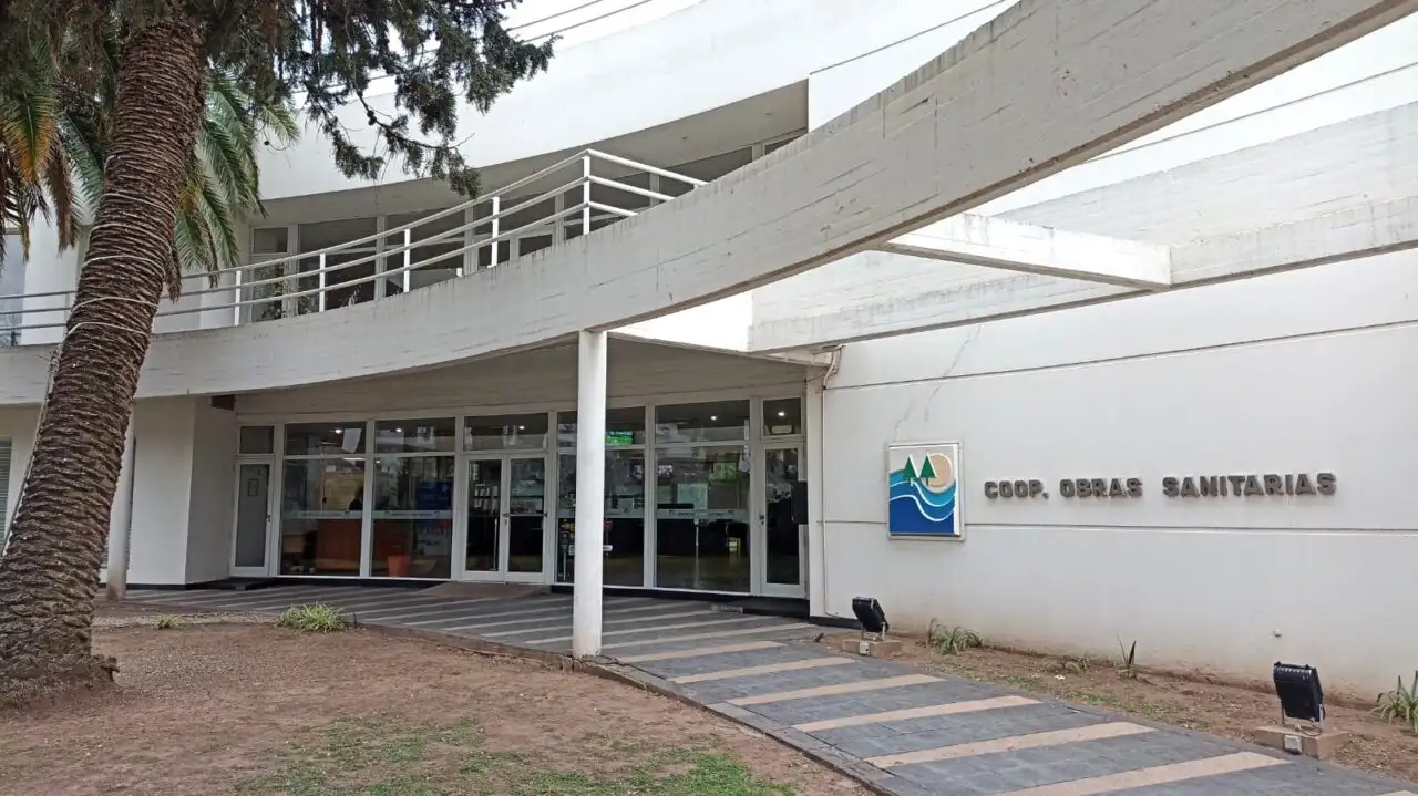 Sede de la Cooperativa de Obras Sanitarias en calle Italia.